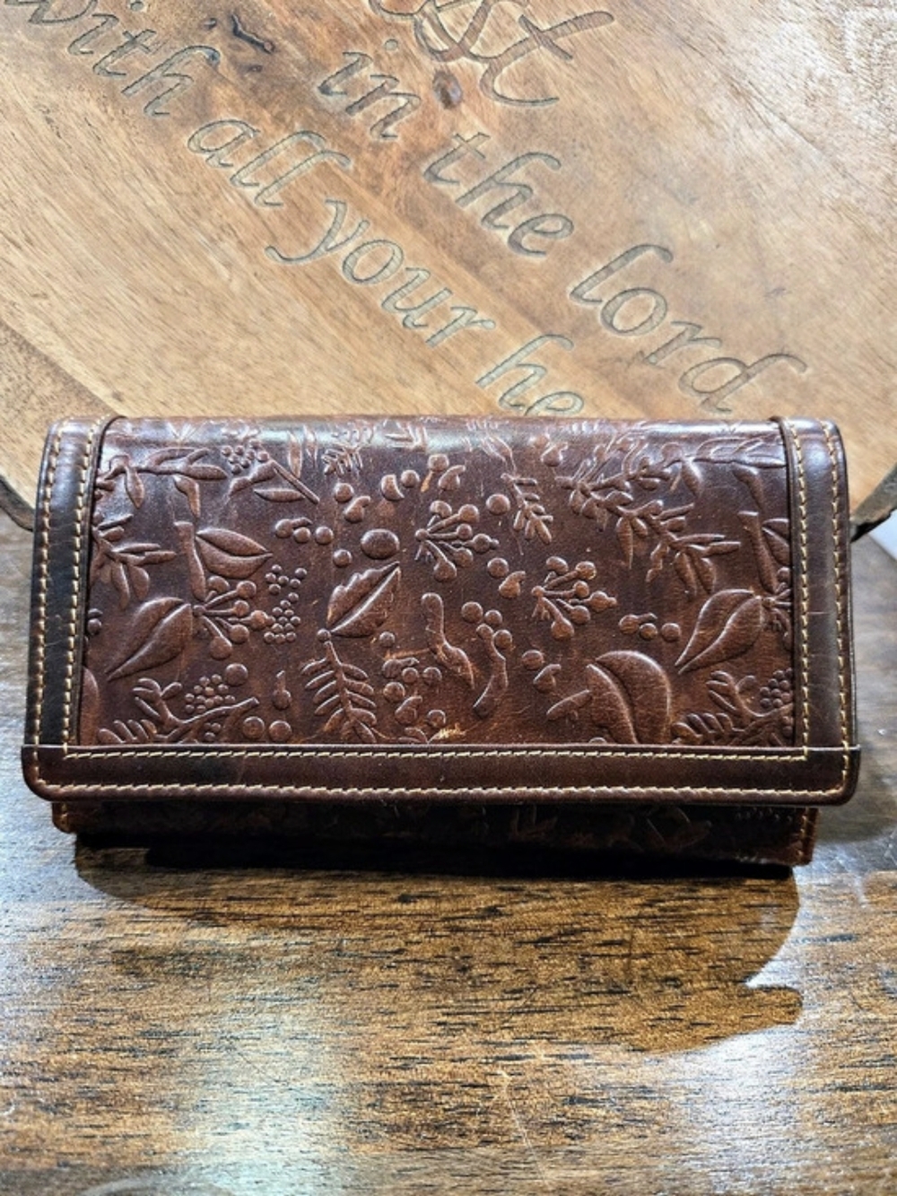 🌻Embossed Floral-Motif Leather Wallet in Brown. Excellent Pre-Owned Condition!